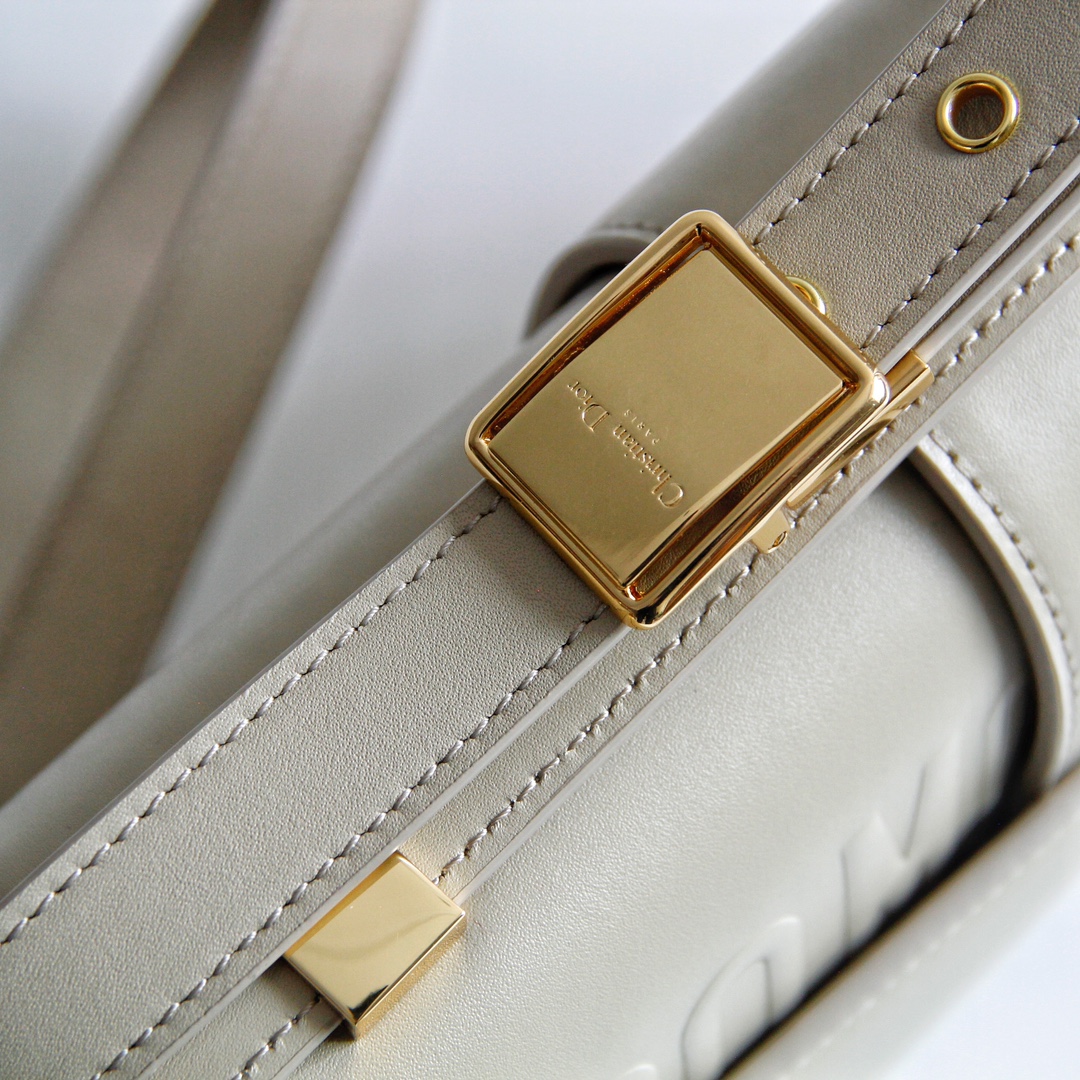 30 MontaigneBag Beige Box Calfskin